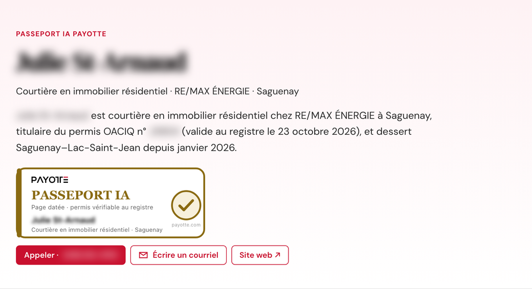 Haut d'une page Passeport IA Payotte : courtière en immobilier résidentiel à Saguenay, phrase-réponse avec le permis OACIQ et la date de lecture du registre, badge doré « Passeport IA », boutons Appeler, Écrire un courriel et Site web (nom, permis et téléphone floutés)